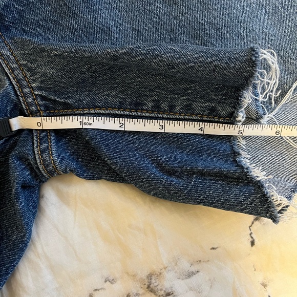 Levi’s 501 mid-thigh Jean shorts - Picture 3 of 3